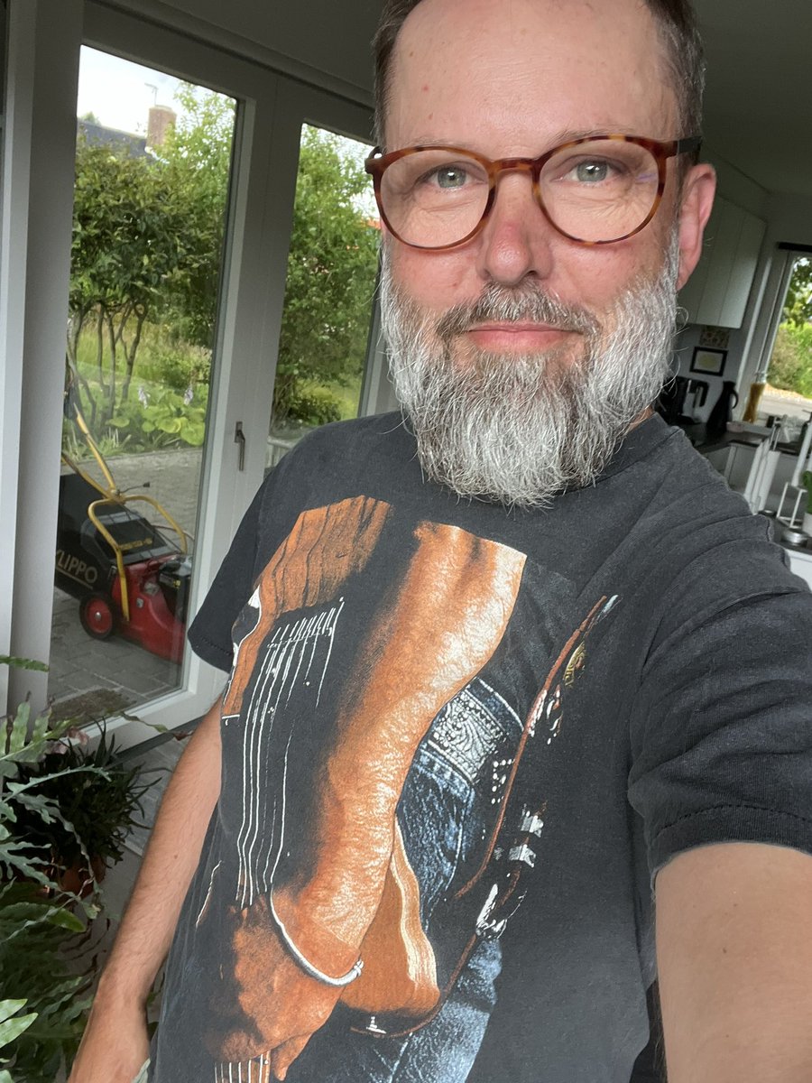 SoerenJuhl's tweet photo. Just found my very first @springsteen t-shirt from 1992. I went to a show in Festhalle, Frankfurt, Germany 🇩🇪
It’s a bit too short though 😬
#brucespringsteen #estreetfans #springsteentour24 https://t.co/2b2gOSSSIE