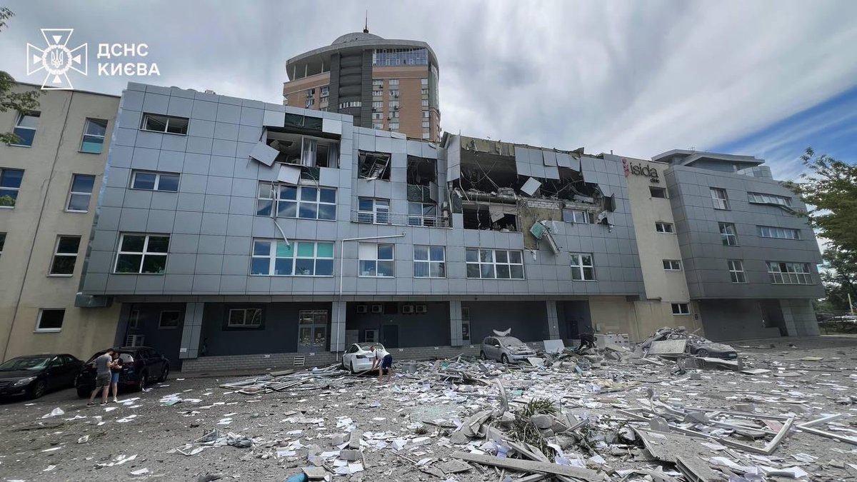 The 4th alarm in Kyiv today. If anyone thought Okhmatdyt was a “mistake,” — russians have attacked another hospital in the city, killing at least 4 people and injuring a further 3. Search and rescue operations continue. 

#RussiaIsATerroristState