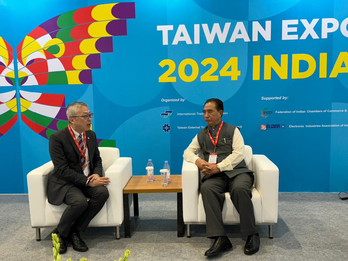 CMOMizoram's tweet image. Chief Minister Pu @Lal_Duhoma  met with Foxconn India Representative, Mr. V Lee, today at New Delhi. It was discussed how Mizoram youths to work at Foxconn and Foxconn to evaluate manufacturing base in Mizoram.