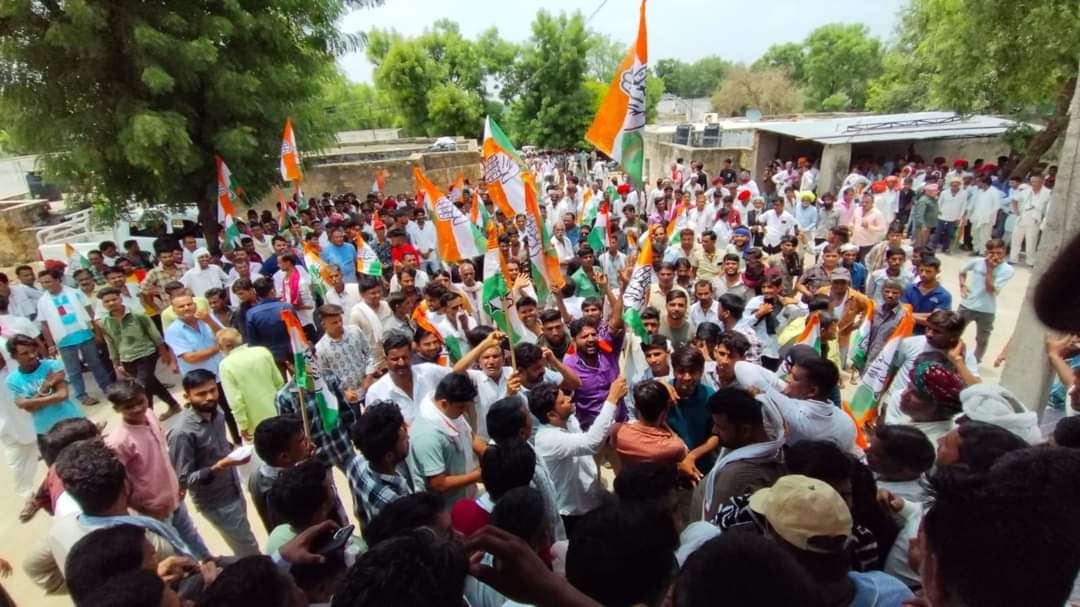 AmanGargINC's tweet photo. अन्याय के विरुद्ध न्याय की लड़ाई ज़िंदाबाद...✊

जहाजपुर पंचायत समिति प्रधान, माता श्रीमती सीता देवी जी गुर्जर का गैर कानूनी निलंबन वापस लो! 
 तानाशाही के खिलाफ़ जहाजपुर की जनता का हल्ला बोल! ✊

#WeSupportSitaDeviGurjar
@BhajanlalBjp @dgurjarofficial https://t.co/dgFZw0A7uB