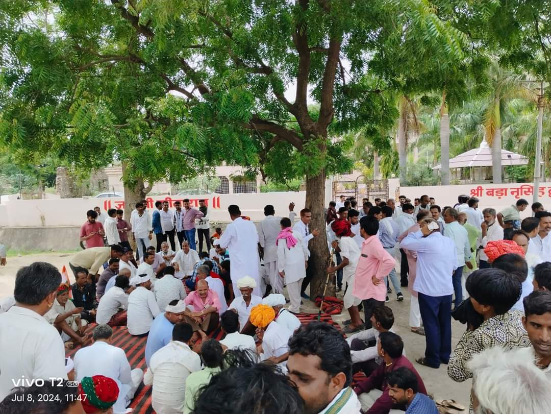 AmanGargINC's tweet photo. अन्याय के विरुद्ध न्याय की लड़ाई ज़िंदाबाद...✊

जहाजपुर पंचायत समिति प्रधान, माता श्रीमती सीता देवी जी गुर्जर का गैर कानूनी निलंबन वापस लो! 
 तानाशाही के खिलाफ़ जहाजपुर की जनता का हल्ला बोल! ✊

#WeSupportSitaDeviGurjar
@BhajanlalBjp @dgurjarofficial https://t.co/dgFZw0A7uB