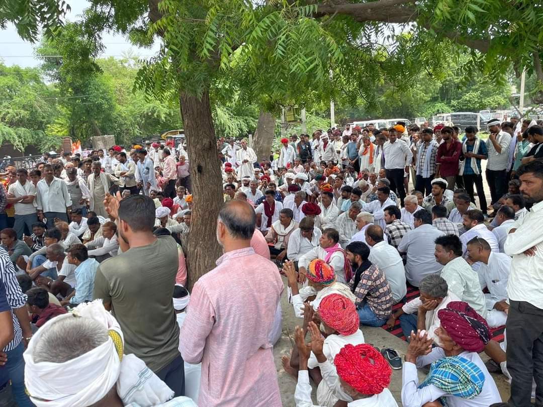 AmanGargINC's tweet photo. अन्याय के विरुद्ध न्याय की लड़ाई ज़िंदाबाद...✊

जहाजपुर पंचायत समिति प्रधान, माता श्रीमती सीता देवी जी गुर्जर का गैर कानूनी निलंबन वापस लो! 
 तानाशाही के खिलाफ़ जहाजपुर की जनता का हल्ला बोल! ✊

#WeSupportSitaDeviGurjar
@BhajanlalBjp @dgurjarofficial https://t.co/dgFZw0A7uB