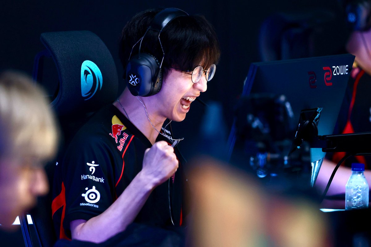 vctpacific's tweet photo. T1 snatch the win on our last day of the Group Stage! Although both teams had nothing to gain or lose, they still gave it their all for the VALORANT fans watching in Seoul and around the world.

We can’t wait to see them back in action next season 🫡

#VCTPacific https://t.co/SP8pOL31Qa
