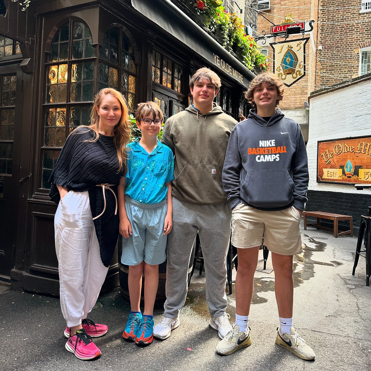 Guided_Walks's tweet photo. This morning’s tour was Bleeding Hearts and Body Parts: relics, plague and public executions - what more do you need?! #bleedingheartyard #hattongarden #walkingtour #londontourguide #privatetour https://t.co/ykgRpPIbi8