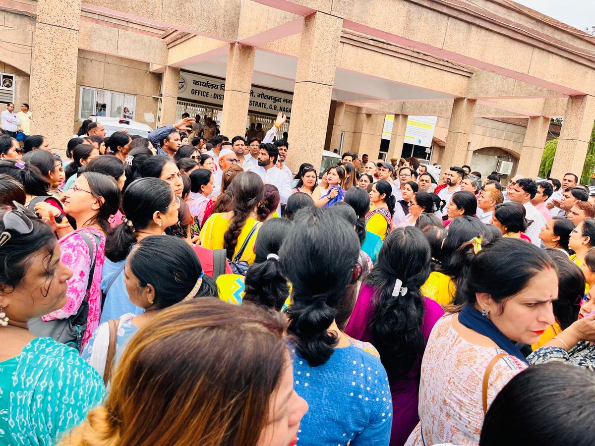 उत्तर प्रदेश सरकार में लोक निर्माण विभाग  के राज्य मंत्री और जनपद के प्रभारी मंत्री कुंवर बृजेश सिंह को सूरजपुर कलेक्ट्रेट परिसर में राष्ट्रीय शैक्षिक महासंघ ने ऑनलाइन अटेंडेंस के विरोध में ज्ञापन सौंपा।
<a href="/NBTDilli/">NBT Dilli</a> 
#OnlineAttendance 
#boycottonlineattendance