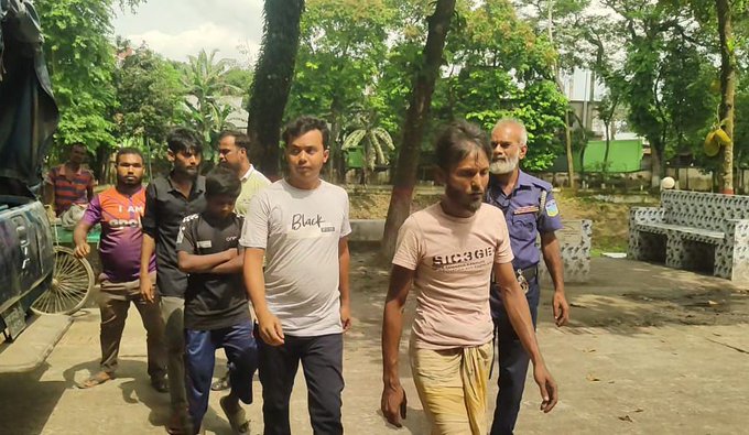 সরিষাবাড়িতে প্রস্রাব করতে নিষেধ করায় পুলিশ সদস্যকে মারধর, আটক-৪