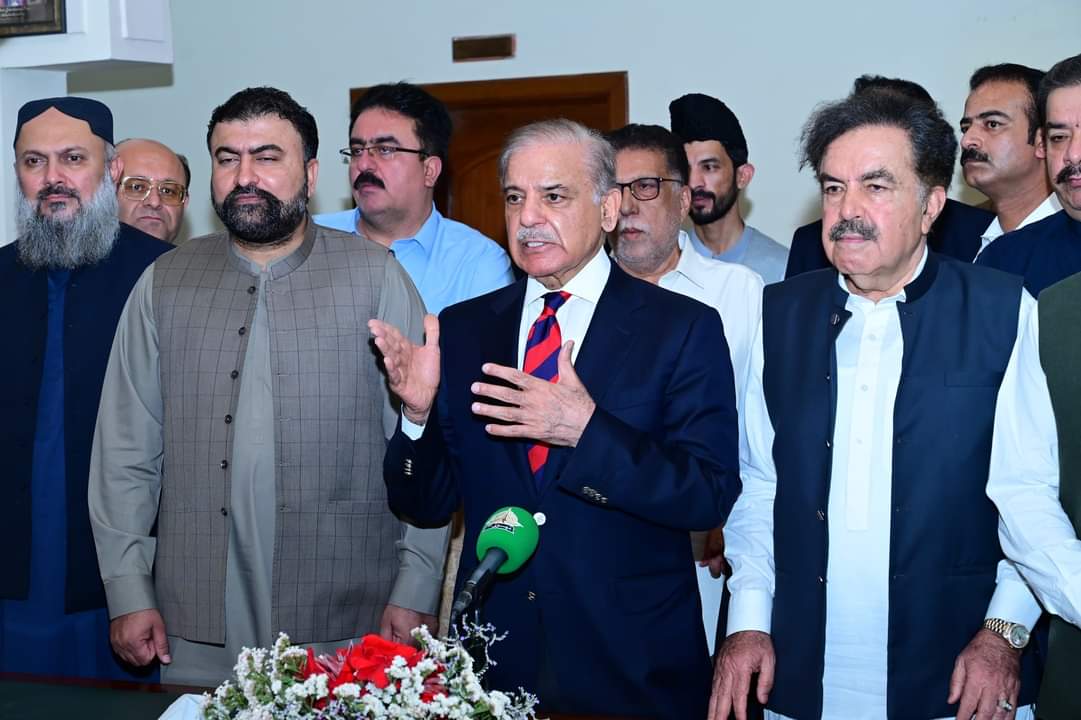 asfandyarkk's tweet photo. Witnessed historic agreement on transition tube wells to solar energy, providing affordable electricity to farmers. Congratulations to @PakSarfrazbugti &amp; people of Balochistan. This is a remarkable step towards #SustainableEnergy and support for our farmers! 🌞 #GreenEnergy https://t.co/Kzmjx5DN1Z