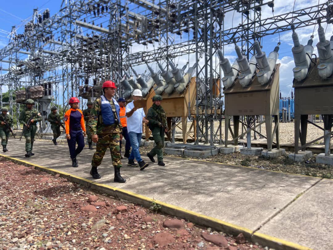 #FANB en despliegue nacional junto a los OSC brindando seguridad a las instalaciones estratégicas que brindan servicio público a la población venezolana.

#IntegrarEsVencer