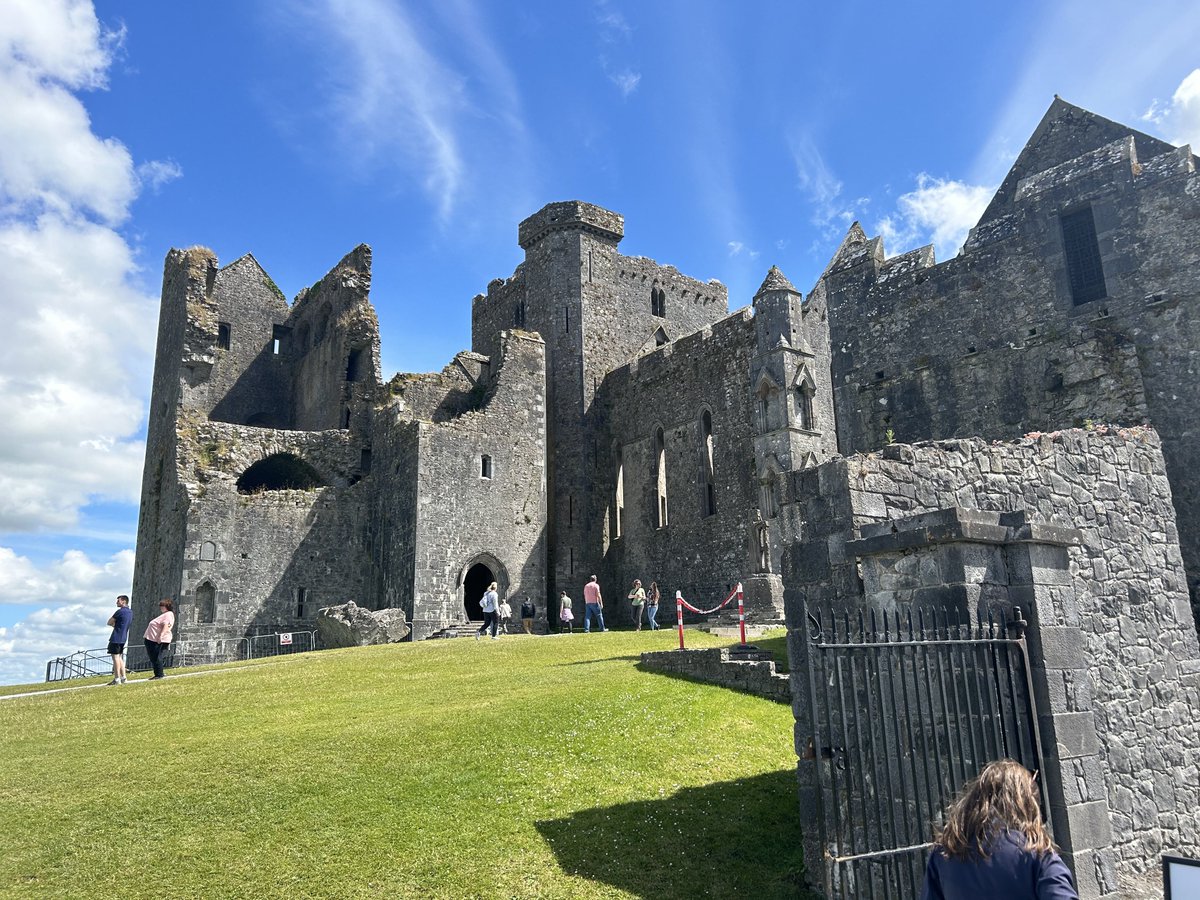 MentorSkywalker's tweet image. I am very much in #Westeros today haha! #GOT #HOTD Beautiful day at the Rock of Cashel. #Ireland 💚 I well and truly love you.