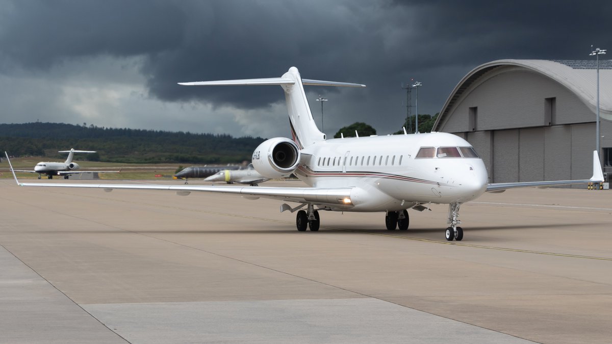 JamesDC152's tweet image. Moody skies over Farnborough yesterday with the airshow preparations almost complete ✈️📷⛈️