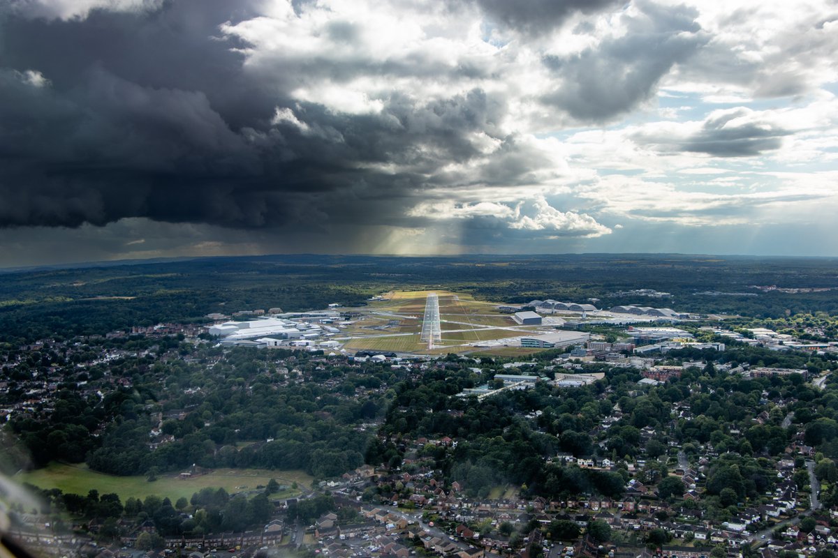 JamesDC152's tweet image. Moody skies over Farnborough yesterday with the airshow preparations almost complete ✈️📷⛈️