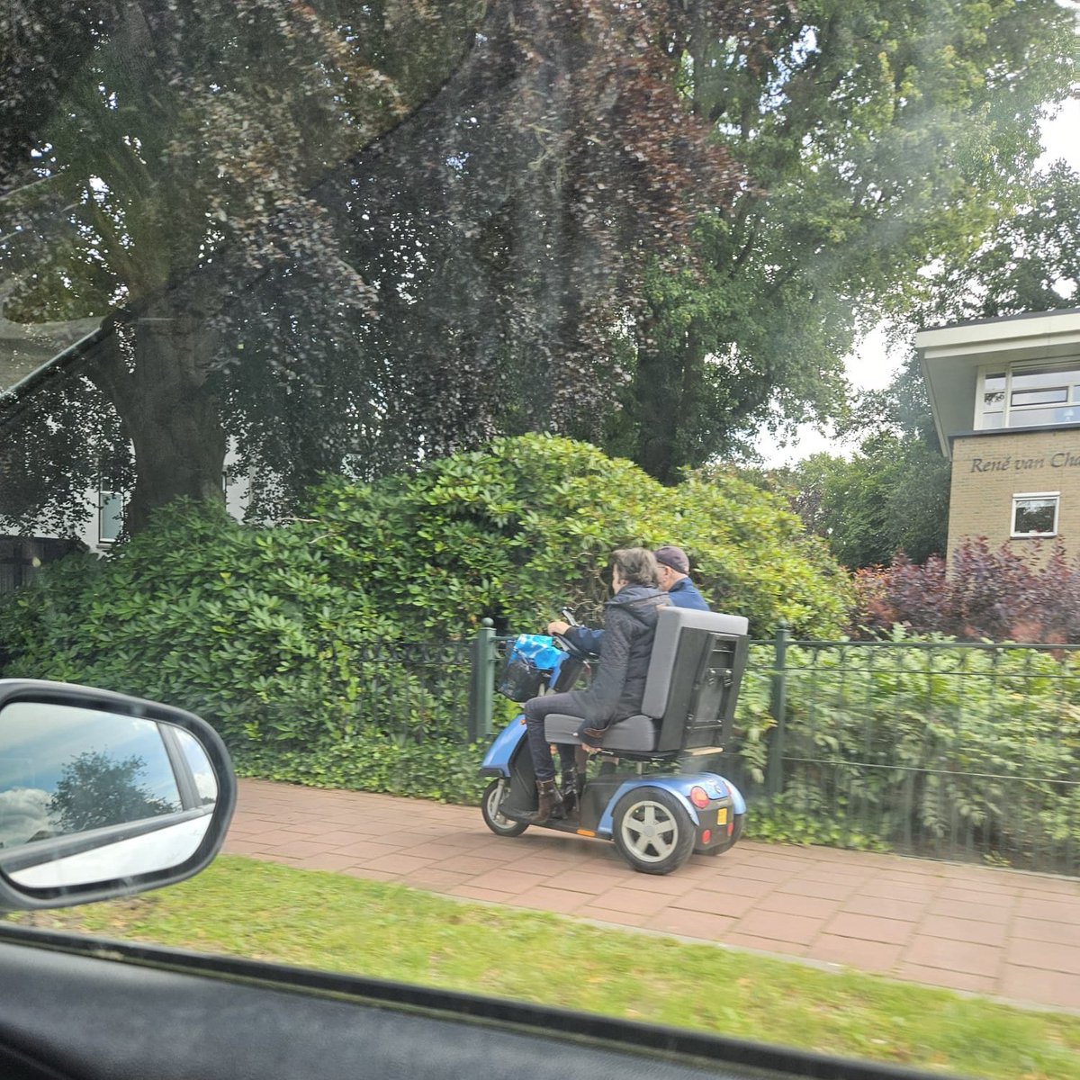 Lekker crossen op de gepimpte 2 zits scootmobiel. Waarom ook niet