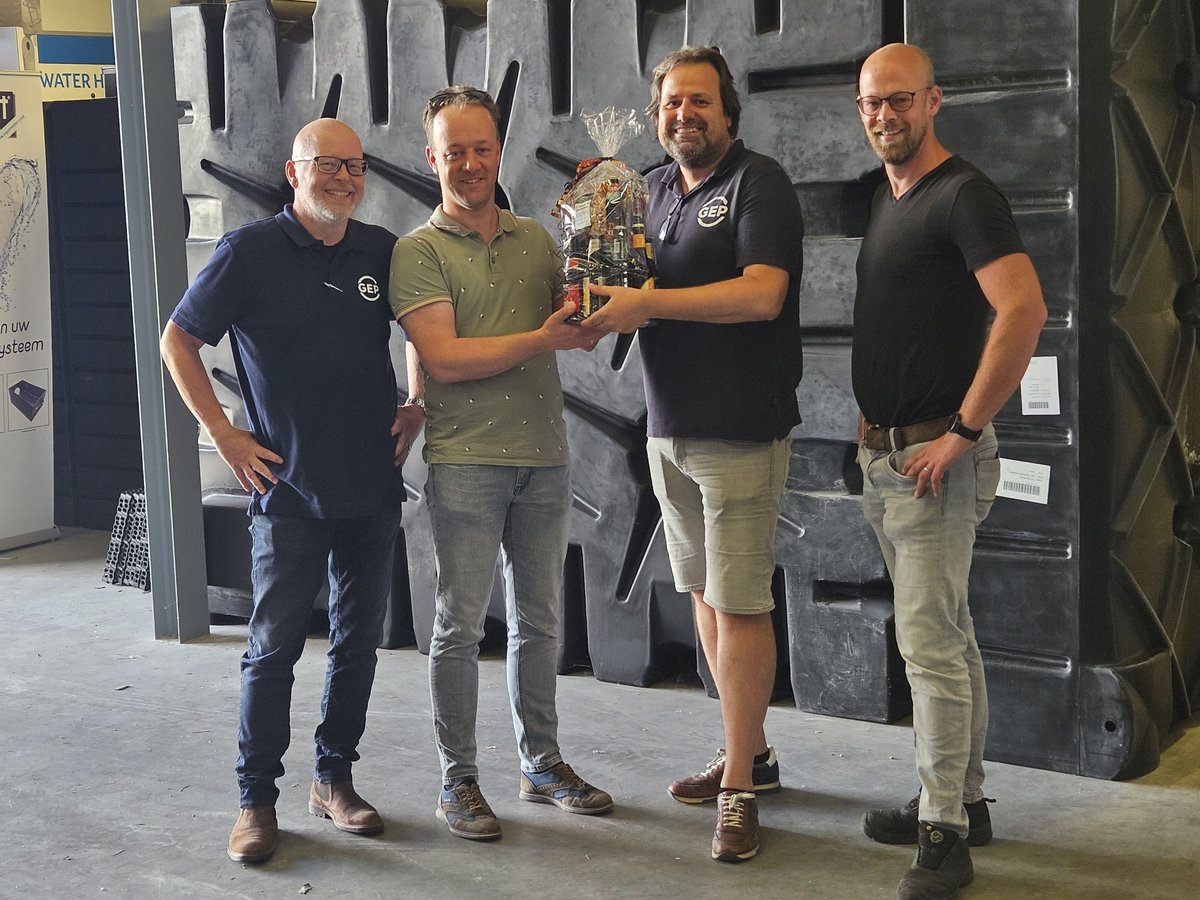 Vorige week hebben we Stip Hoveniers bij ons in de showroom mogen ontvangen voor een workshop.
Namens ons gehele verkoopteam dank voor de leuke attentie!

#gep #rethinkingwater #hoveniers #samenwerking #regenwater #innovatie #regenwater #regenwatertank #hemelwater