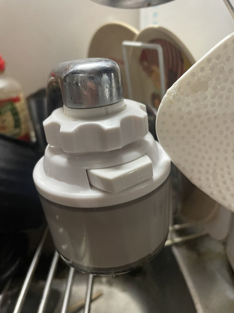 hezumayome0000's tweet photo. 水をろ過する奴を蛇口に取り付けてその水で烏龍茶作ってたらへずまに怒られたんやけどなんで！？
烏龍茶もお湯、水出し専用なのに。
東京の水は沸騰させないと汚いなんちゃらとか呟いてたけど…ろ過されるんだから良くない？
みんなに意見聞きたい！腹立つ。 https://t.co/ACMgRwBQM5