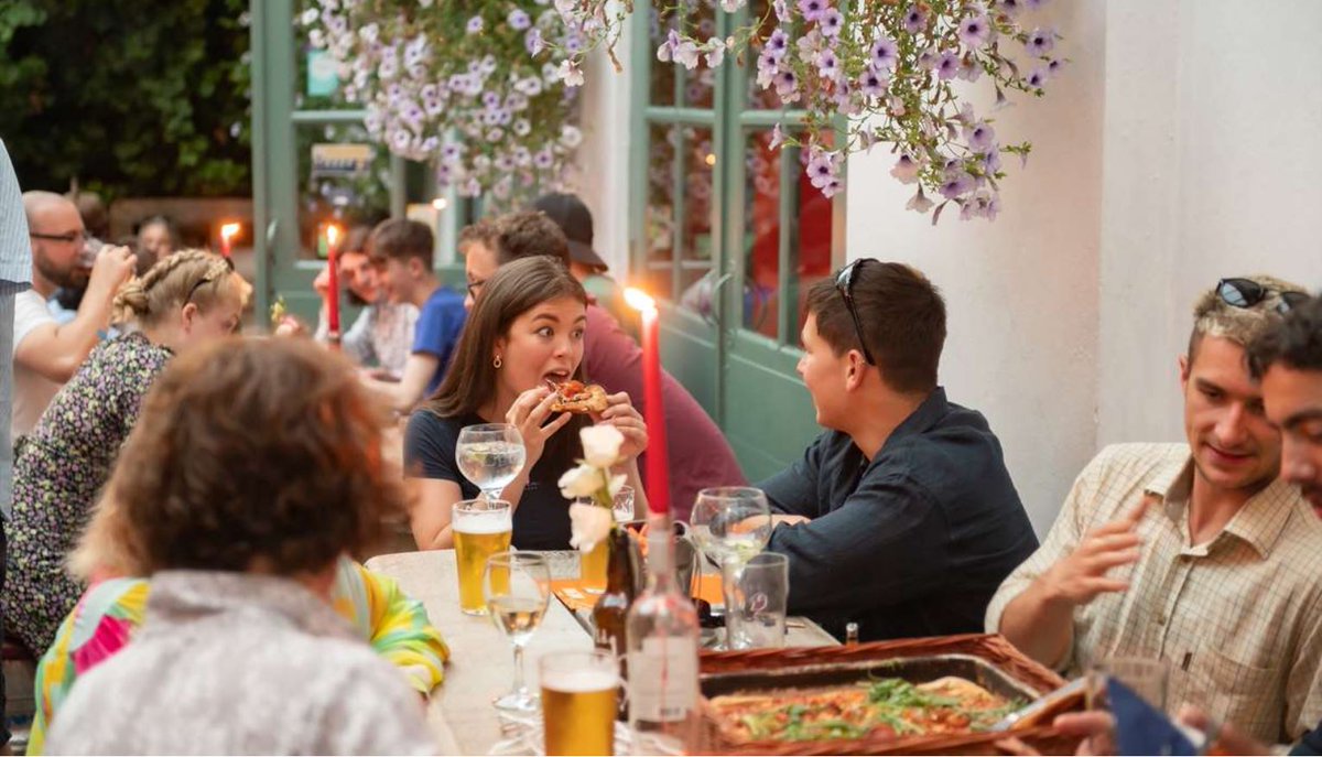 visitexeter's tweet image. Fingers on buzzers! It's time to get quizzical with our round-up of Exeter quiz nights.👇🛎️

You don't have to be the brain of Britain to enjoy a quiz night, it's all about having fun with your friends &amp;amp; you never know what you might learn.🤔t.ly/m83ng

#visitexeter