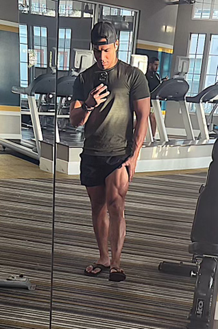 Gabepluguez's tweet photo. Leg day is the most important day of the week.

Sadly, most people get it wrong.

If you want to:

• Grow your quads
• Squat 415 lbs for reps
• Finally look good in shorts

Here are the 8 exercises you NEED to be doing (+ how I blew up my calves): https://t.co/Ycfsf8xd66