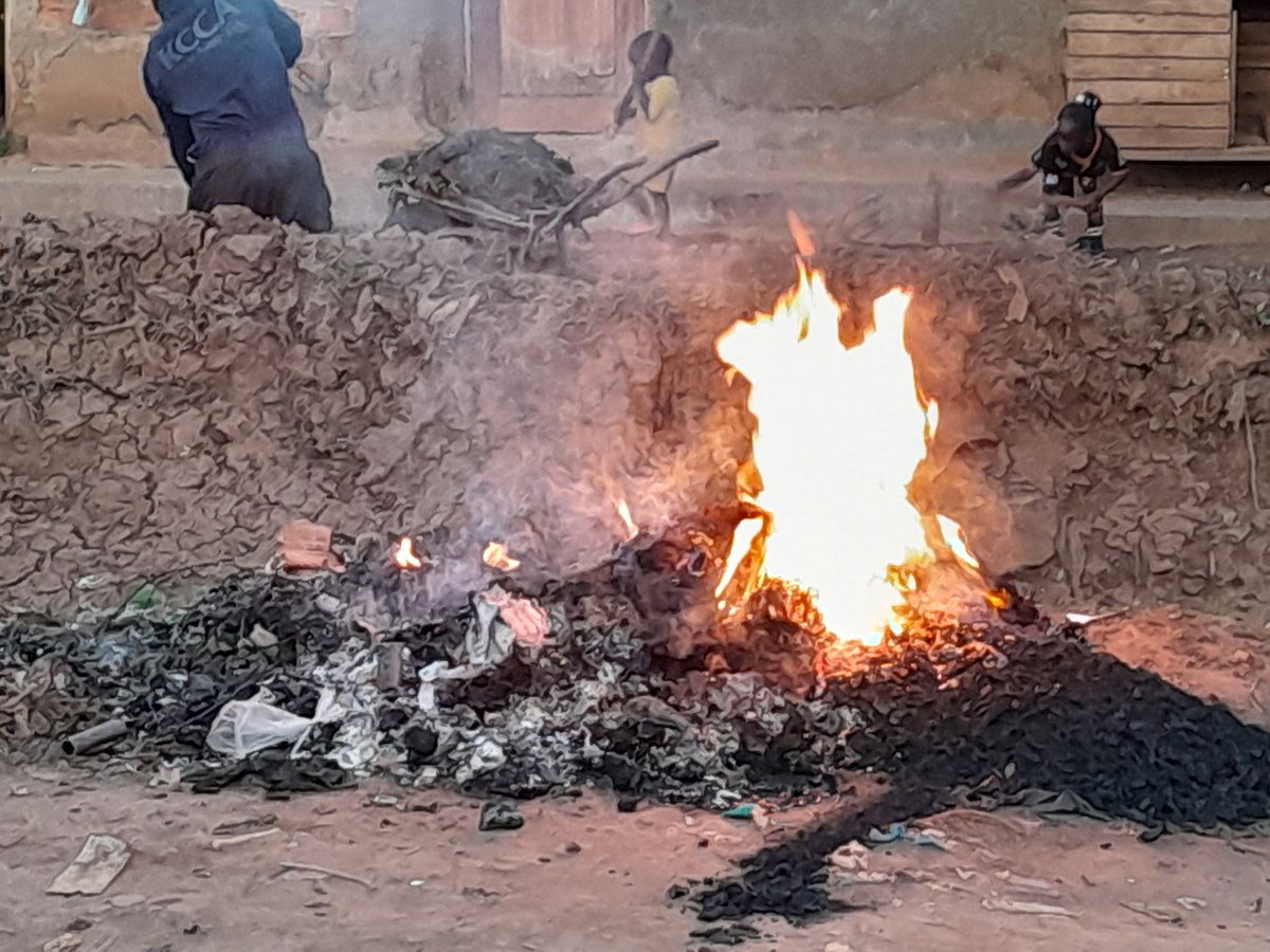 Open Burning: Burning of waste and biomass (such as Kaveera, wood, and crop residues) contributes to air pollution.
Stop Air Pollution in Kampala