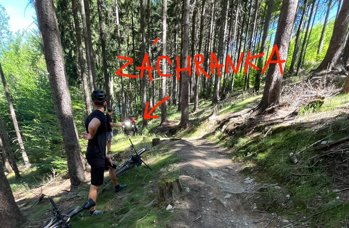 janhabich's tweet photo. Vyrážíme na trail, ujedem asi 3 km a přes kamaráda vidím, jak před ním letí člověk přes řidítka. Zvedá se, viditelně otřesenej, ruka v úhlu ve kterym běžně neroste. https://t.co/s0UsCEY51M