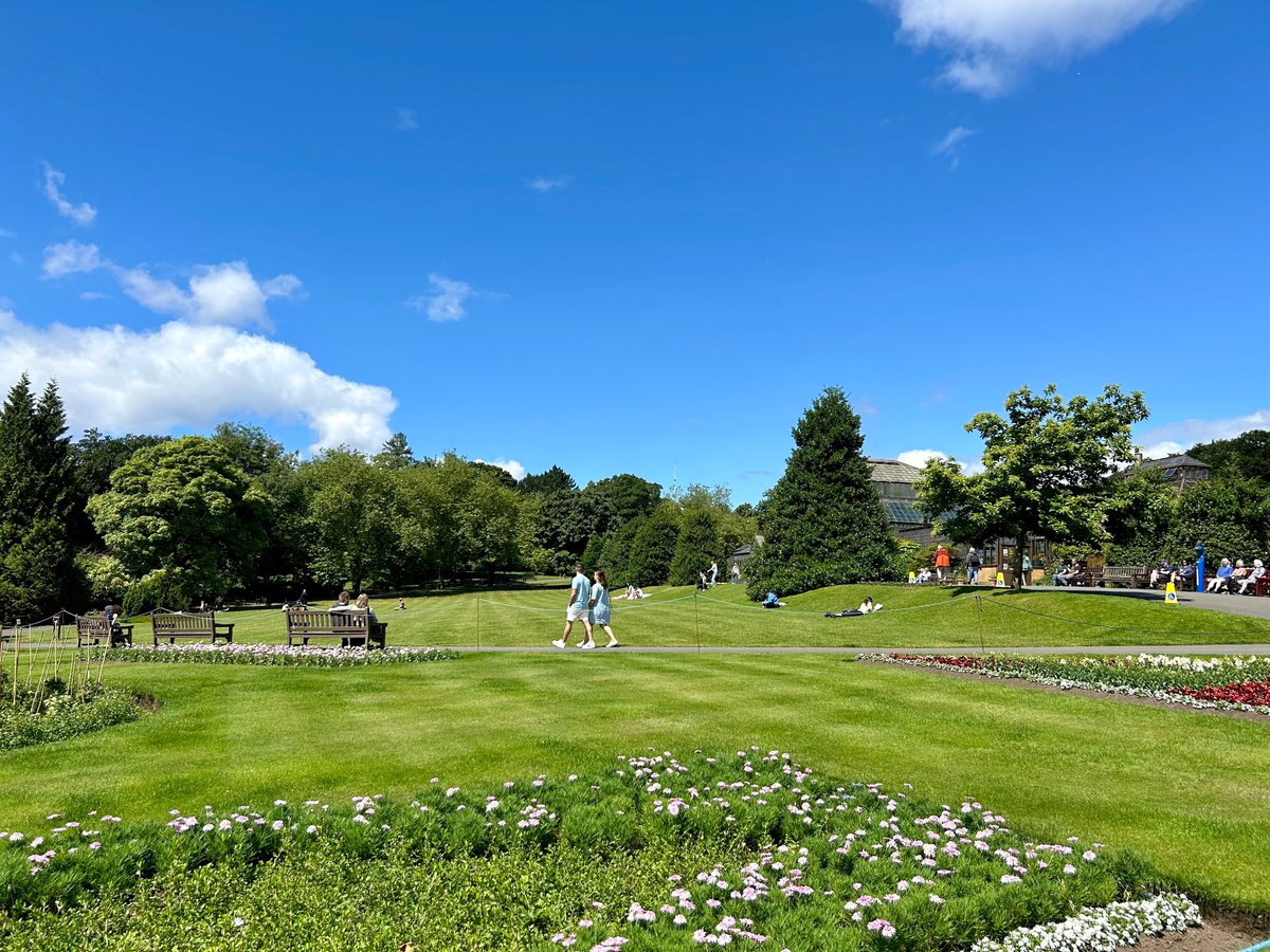 Beautiful lunchtime walk around Gilmorehill campus <a href="/UofGlasgow/">University of Glasgow</a> and Glasgow Botanic Gardens ☀️
