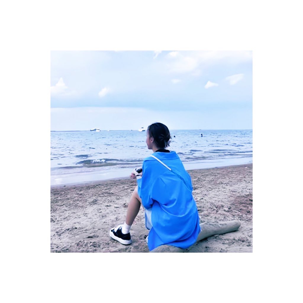 sunsets and secrets
a winrina filo au

childhood friends reunites — reflecting on their highschool days amidst beach sunsets and rediscovered secrets