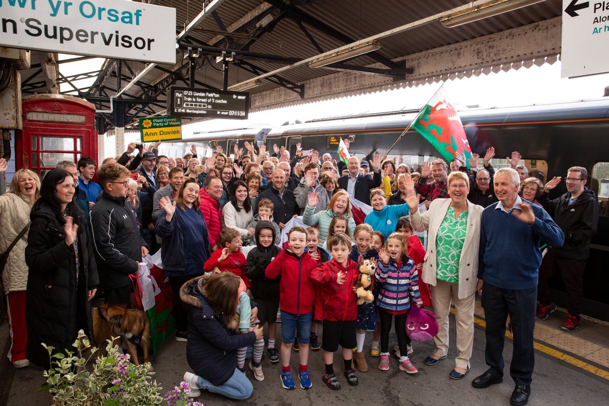 #Caerfyrddin 🏴󠁧󠁢󠁷󠁬󠁳󠁿 

How it started.                          How it's going.