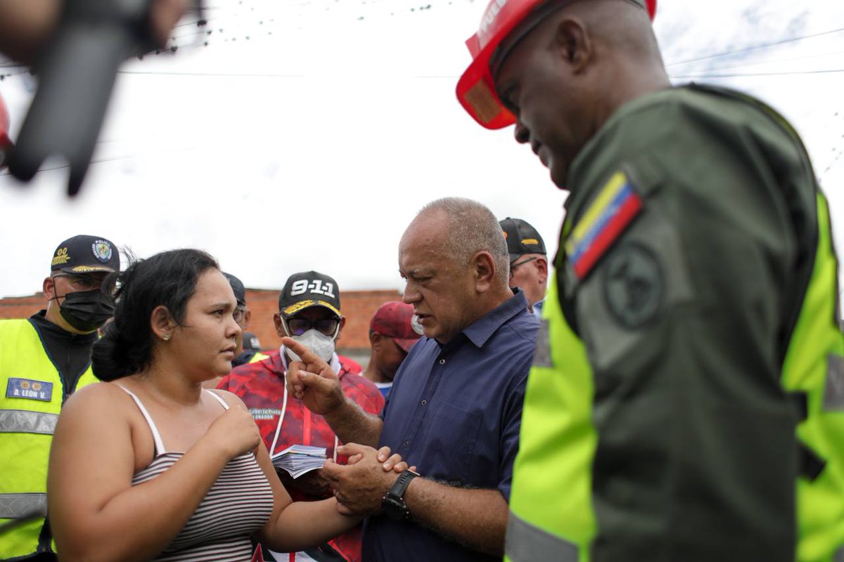 emiliorafael_'s tweet photo. ¡Amor con amor se paga!

La Revolución Bolivariana siempre ha estado al lado drl pueblo, sobre todo en los momentos más duros. El capitán @dcabellor   visita al pueblo de Cumanacoa por instrucciones de nuestro presidente pueblo @NicolasMaduro llevando más soluciones. #PalabraEres https://t.co/ObqXZLDUDP