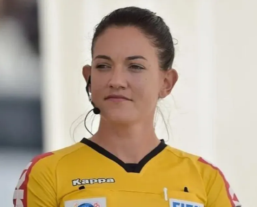 _CariocaFlu's tweet photo. Daiane Muniz conseguiu um recorde: são 6 jogos SEGUIDOS atuando no VAR em partidas do Fluminense e conseguindo omitir lances absurdos contra e "inventando" lances absurdos pro adversário. Vamos conferir jogo por jogo, segue o fio abaixo. https://t.co/sBaXeuG609