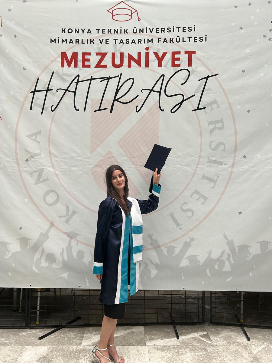 srcsultann's tweet photo. Arkadaşlar ben mimar olduumm.🤍🎓
. 
. 
5.7.24'
#mimarlıkfakültesi #mezun #mimar https://t.co/xZpyXOri2u