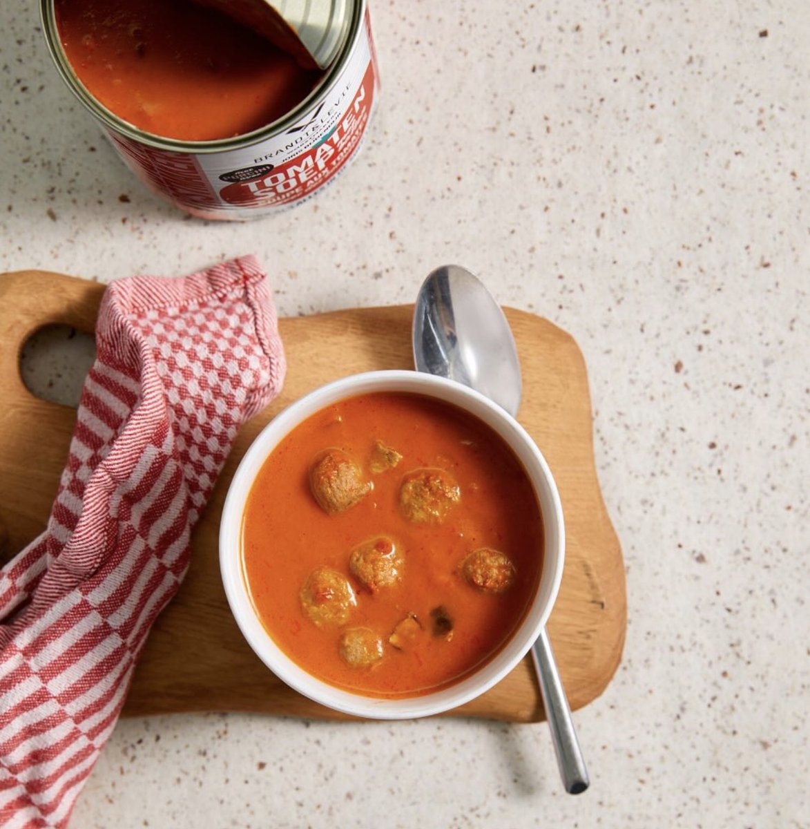 𝐒𝐨𝐞𝐩 𝐦𝐞𝐭 𝐛𝐚𝐥𝐥𝐞𝐧
Wij hebben dé oplossing voor als alles in de soep loopt: de romige 𝗧𝗢𝗠𝗔𝗧𝗘𝗡𝗦𝗢𝗘𝗣 𝗠𝗘𝗧 𝗕𝗔𝗟𝗟𝗘𝗡, de nieuwste soep-collab van Brandt en Levie <a href="/worstmakers/">Brandt & Levie</a>  en met Joris Bijdendijk. 😋

📍🛒 Natúúrlijk verkrijgbaar bij De Kaashelden!