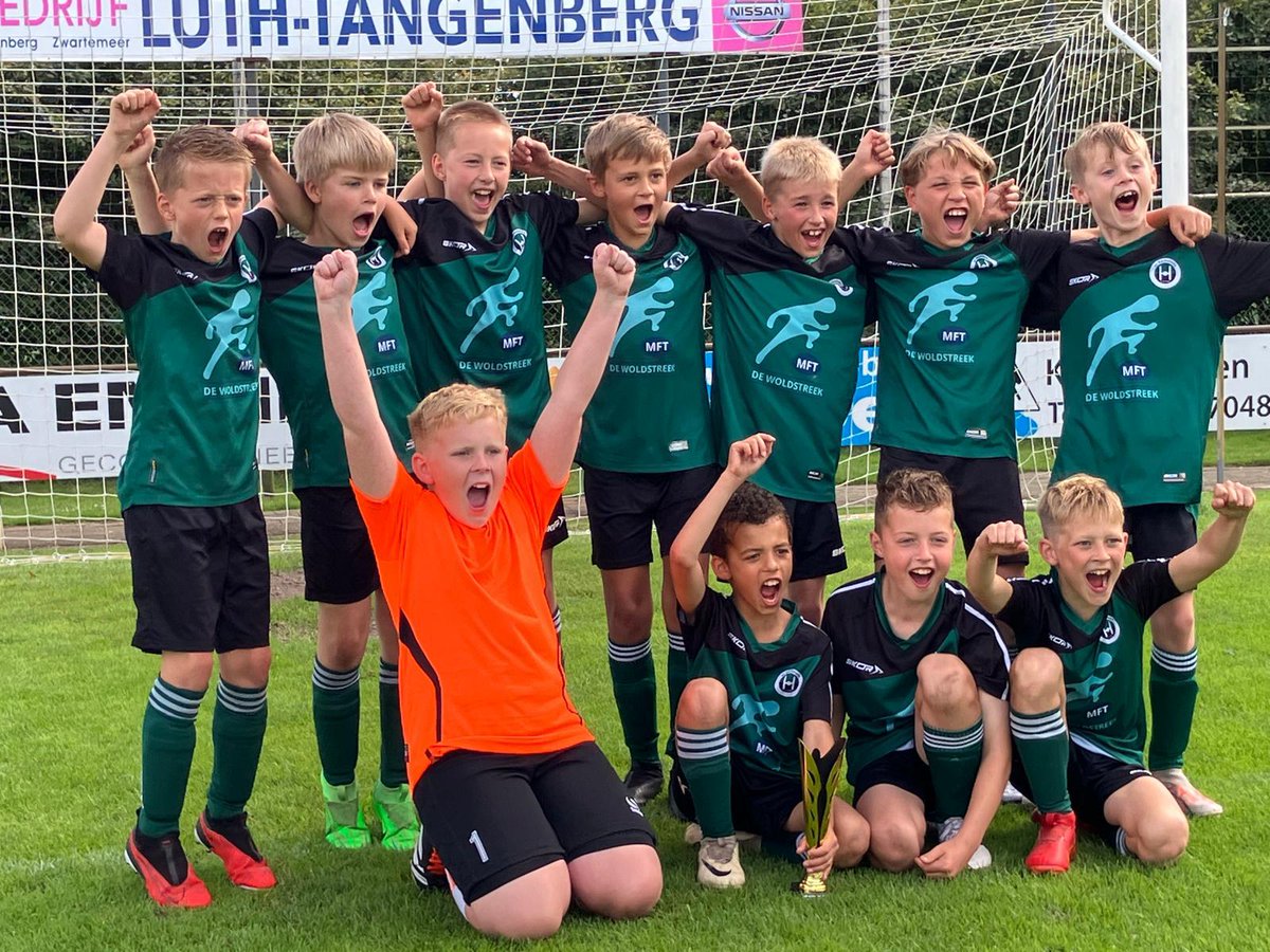Een Fantastisch Seizoen voor JO11-1

JO11-1 heeft een schitterend seizoen achter de rug! Met een veel voetbalwedstrijden, toernooien, oefenwedstrijden en teamactiviteiten, hebben de spelers, trainers en leiders zich geen moment verveeld.
Speciale dank aan de ouders van de JO11-1.