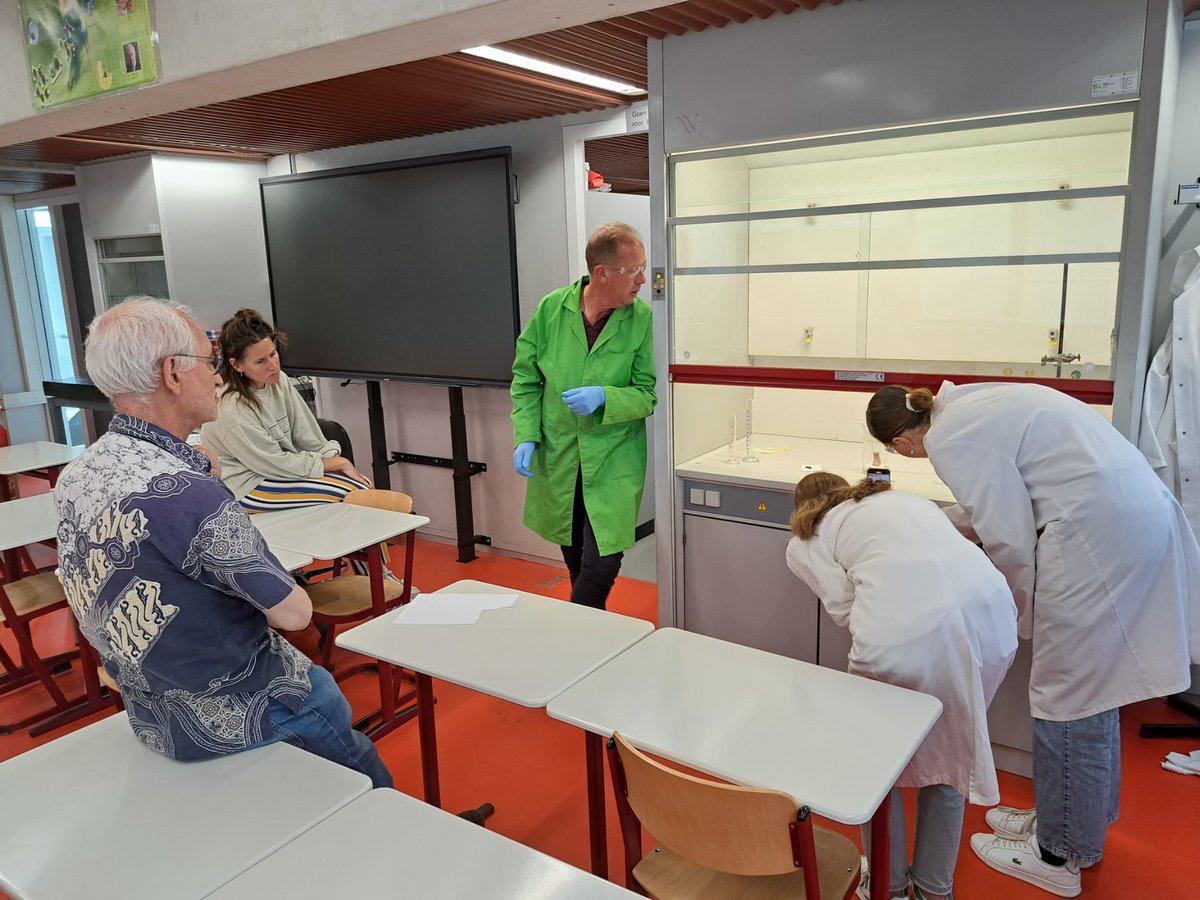 Boeiende scheikundige proef voor pws onderzoek, met zoutzuur en natriumhydroxide werd een kippenbotje opgelost #csi #beta