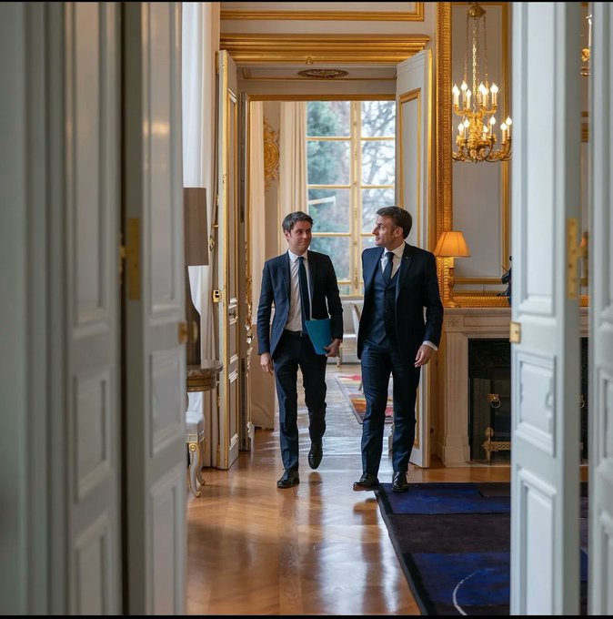 🇫🇷 AGORA: Emmanuel Macron recusa pedido de demissão de Gabriel Attal.

De acordo com o presidente, o primeiro-ministro deve continuar no cargo “por enquanto” para “garantir a estabilidade do país”.
