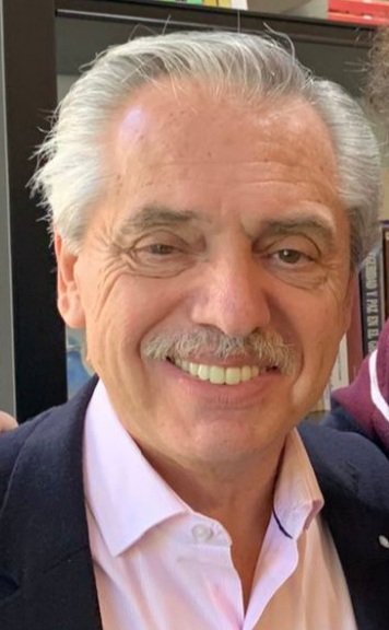 abrilcba_'s tweet photo. Veo las elecciones en el mundo y recuerdo que en 2019 Argentina votó esto. Sí, esta cosa fue presidente. https://t.co/rKZCbuvXgE
