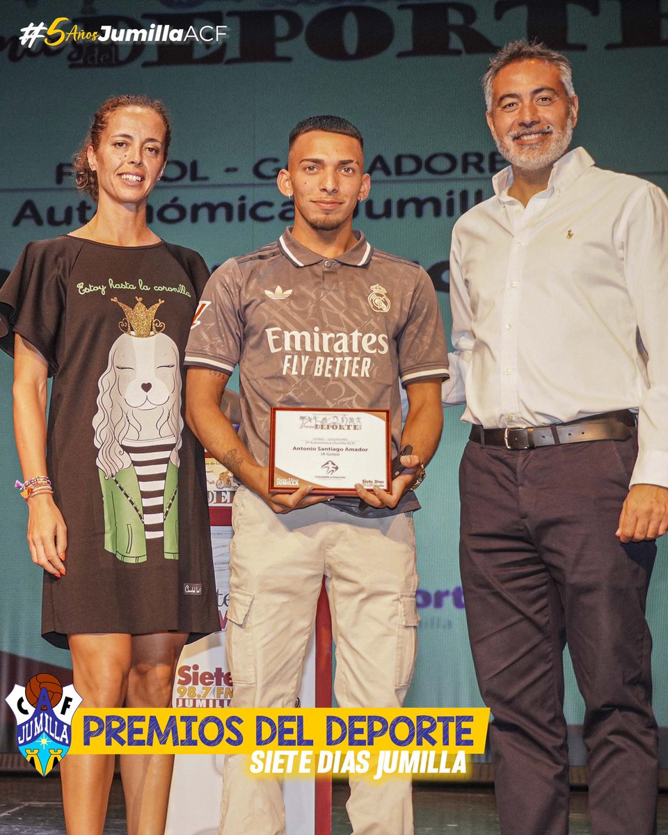 🔵 Antonio, como máximo goleador del filial, recibió el premio de María Herrero, concejala de Concejalia Deportes Jumilla

🙏 Gracias por supuesto al Grupo Siete Días Jumilla por seguir valorando el trabajo de nuestros chicos y chicas.

#JumillaACF #Jumilla #Fútbol