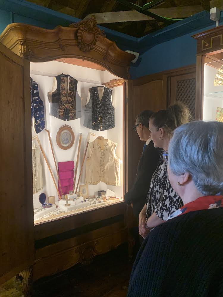 UNA VISITA MUY ESPECIAL

Agradecemos al Señor Alcalde de Los Llanos de Aridane, ciudad natal de Cayetano Gómez Felipe, y a la Señora Concejala de Cultura su visita.
¡¡¡Este sábado 29 de Junio se le concederá el título de HIJA ADOPTIVA de dicha ciudad! 
Estamos muy emocionados :)