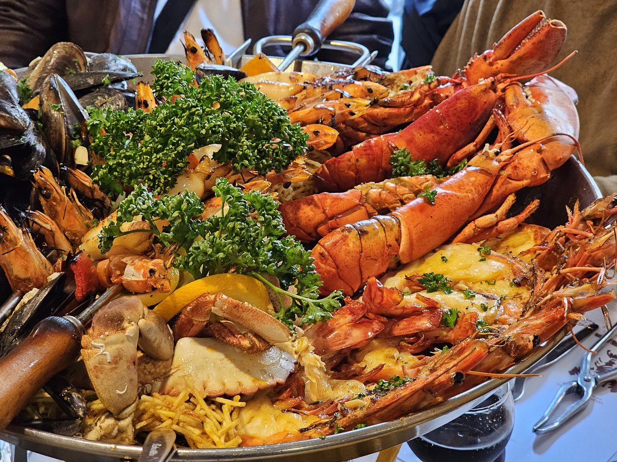 soyoso's tweet photo. แนะนำร้านอาหารทะเลสุดอร่อย สุดคุ้ม ราคาโคตรดีที่ Paris 
-ร้านชื่อ Pedra Alta มีหลายสาขา 
-จานเด็ดคือรวมทะเลย่าง มาเป็นกระทะใหญ่ๆ =120Euro (กินได้ 4 คน)
-ส่วนสเต๊กเสียบเหล็กยาวๆ เนื้อหนานุ่ม อร่อยมาก =60-80euro แล้วแต่ cuts ของเนื้อ 
-ทุกเซ็ตจะมาพร้อมโจ๊กใส่หอยเชลล์ ซดอร่อยมาก https://t.co/Sr1hYejTmL