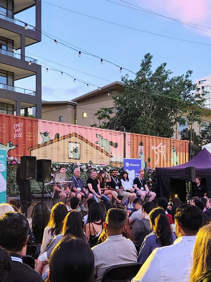 Wow! What an incredible event organized by the <a href="/meetblossomapp/">Blossom</a> team at the STACKT Market in Toronto last night! Toronto was their first stop of their North Amercian tour and 700+ investors attended the event.
<a href="/OhhYouBudget/">OHH YOU BUDGET</a> <a href="/lilmaplemax/">Maxwell Nicholson</a> 
#torontoevents #DIYinvestors #blossomsocial