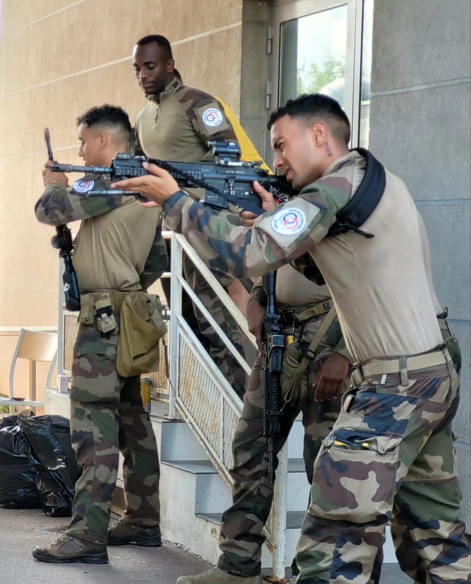 RMT_officiel's tweet photo. #Sentinelle | Nos marsouins maintiennent leurs savoir-faire lorsqu'ils ne sont pas en patrouille sur les sites @Paris2024. Ici un exercice sur la transition entre fusil d'assaut et le pistolet automatique, afin que ce geste reste un réflexe. #FaceFace https://t.co/iZWfIucFsd