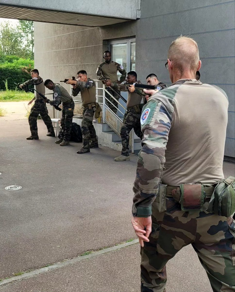 RMT_officiel's tweet photo. #Sentinelle | Nos marsouins maintiennent leurs savoir-faire lorsqu'ils ne sont pas en patrouille sur les sites @Paris2024. Ici un exercice sur la transition entre fusil d'assaut et le pistolet automatique, afin que ce geste reste un réflexe. #FaceFace https://t.co/iZWfIucFsd