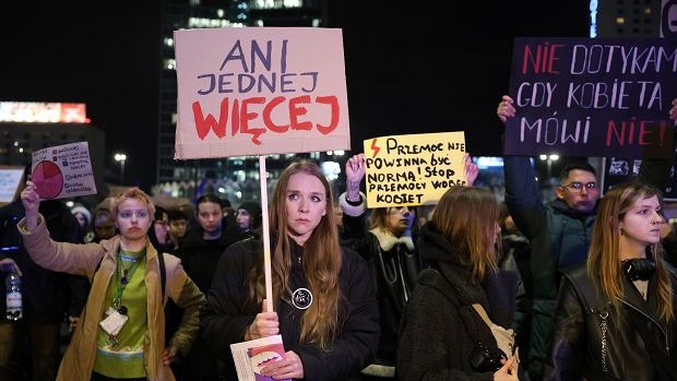 myslozbir's tweet photo. Chojnice: ujęto ukraińskiego neonazistę, Oleksandra M., który na przełomie 2022/2023 roku zgwałcił dwie polskie dziewczynki w wieku 14- i 15 lat.

Czy feministki zorganizują znowu marsze przeciwko "kulturze gwałtu"?

Czy może jednak nie, bo głupio, że gwałciciel to imigrant? https://t.co/KfhXc22Vpg