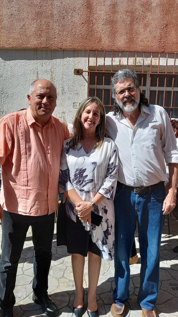 AbelPrieto11's tweet photo. En la escuela primaria Comandante Pinares, de Campo Florido, en el acto de lanzamiento del Programa Nacional de la Lectura, con Naima y Alpidio, Ministros de Educación y de Cultura. #LeerEsCrecer https://t.co/mk2lYMrnhH