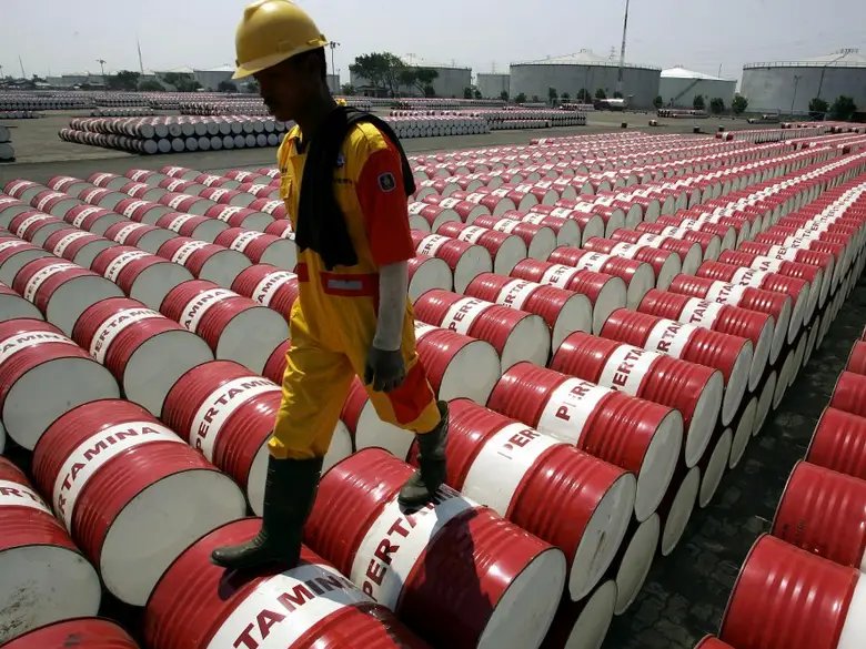The world uses about 100 million barrels of oil per day. 

With a 🛢 height of 85 cm, 100 million barrels laid end to end would have a total length of 85,000 km!

This would go around the world twice and we'd have 5.5 million barrels to spare.