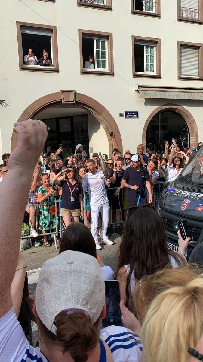ici_alsace's tweet photo. 🔥 #Paris2024 Gros succès pour @MPokora porteur de la flamme olympique à Strasbourg https://t.co/VKQphZBicx