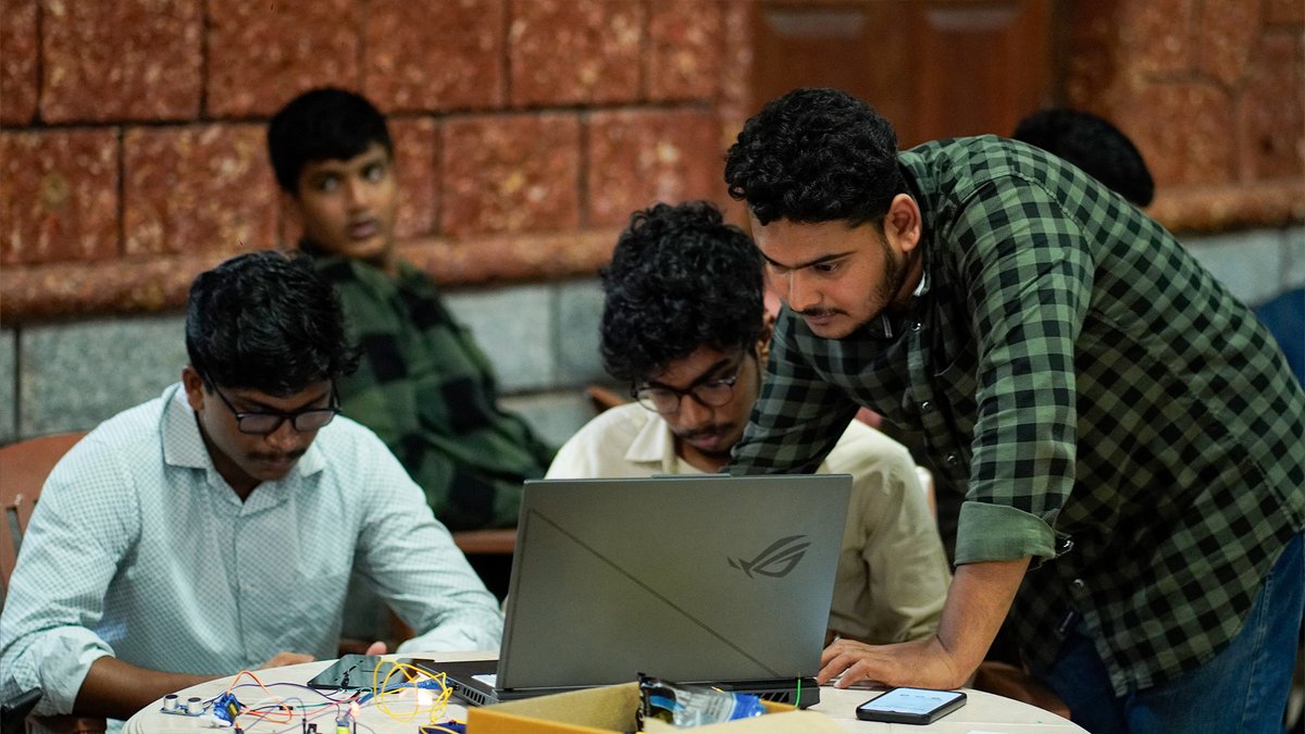 sahyadri_campus's tweet image. This dynamic experience promotes innovation, critical thinking, and a profound understanding of technology.
#InnovativeLearning #ArduinoBasics #TechSkills #HandsOnLearning #CreativeEngineering #FutureInnovators #InnovativeLearning #TechSkills #StudentProjects #sahyadri