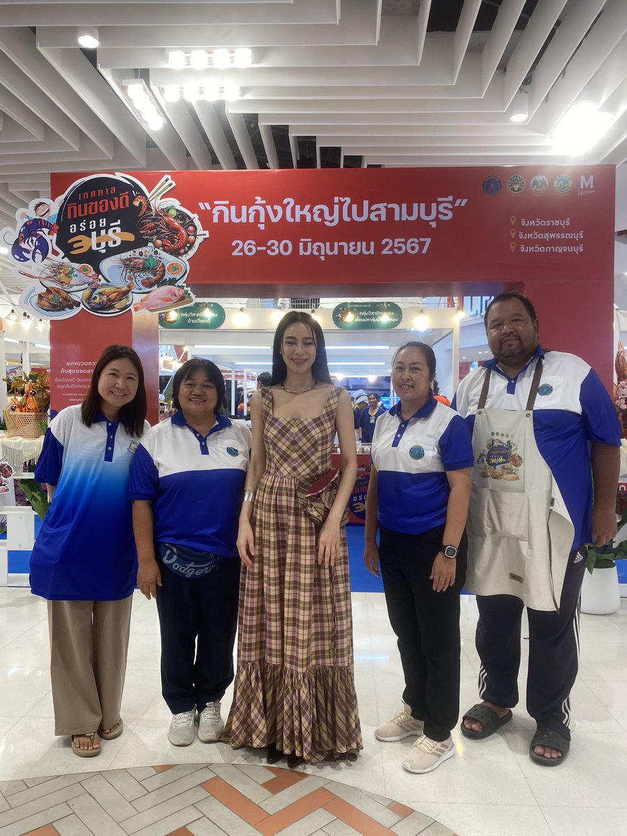 BoatKan58's tweet photo. พี่หมีไปขายแหนมที่เดอะมอลบางแค https://t.co/jRZ4PFGMft