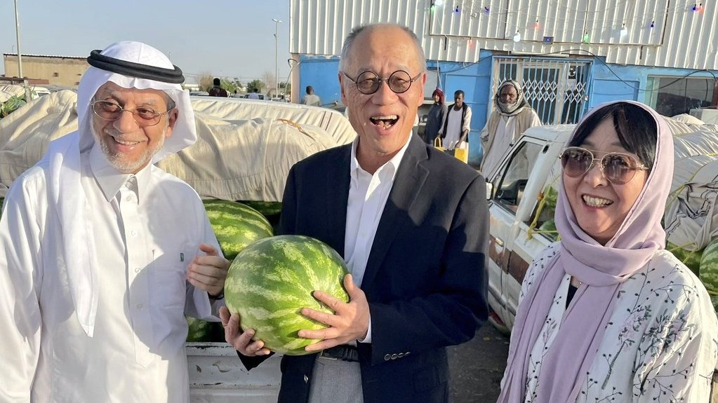 sa_midad's tweet photo. جح ساجر
عادة الصيف عند السعوديين؛ لخفض درجات الحرارة

لتخفيف وطأة حرارة الجو وسخونة الشمس، غازل سكان ساجر أرضهم الزراعية ببذور الحبحب التي أودعوها في باطنها، فأخرجت مثلّجات تبدد القيظ وتبرّد الأجساد؛ إلى أن تموضعت هذه الفاكهة الباردة صيفاً على المائدة السعودية. 

"جح ساجر" هو "استبراد" في خضم الصيف. لا سيما أن ساجر   علامة جودة تضمن لذة الحبحب التي تستجلب الشتاء؛ عطفاً على أرضها الخصبة ومياهها الجوفية، ويأتي "السوق الموسمي" فيها  بأنواع مختلفة من الحبحب، ويكون مقصداً للمشترين.

ولجح ساجر لون أحمر وسكر عذب وماء قراح، وهو ما ميّزه عند الناس.
كما أنه حظي بصيت عالمي، فأحبه أبن ثقافة الساموراي؛ السفير الياباني لدى المملكة فوميو إيواي الذي ذهب إلى ساجر لأجله.

وبينما يتنزه البعض في البلدان الباردة، كان "جح ساجر" مأوى ضحايا الصيف
الله لكم يا أهل اليدين المفاليس
أبطى علنا ذا السنة جح ساجر

وهو جهاز التبريد الذي تهديه لنا الأرض:
واليا حداه الصيف والحر لا أقصاه
كبده يبردها على جح ساجر

ولذلك يردد القابعون تحت حرارة الشمس:
"حنا يبرّد جونا جح ساجر"
