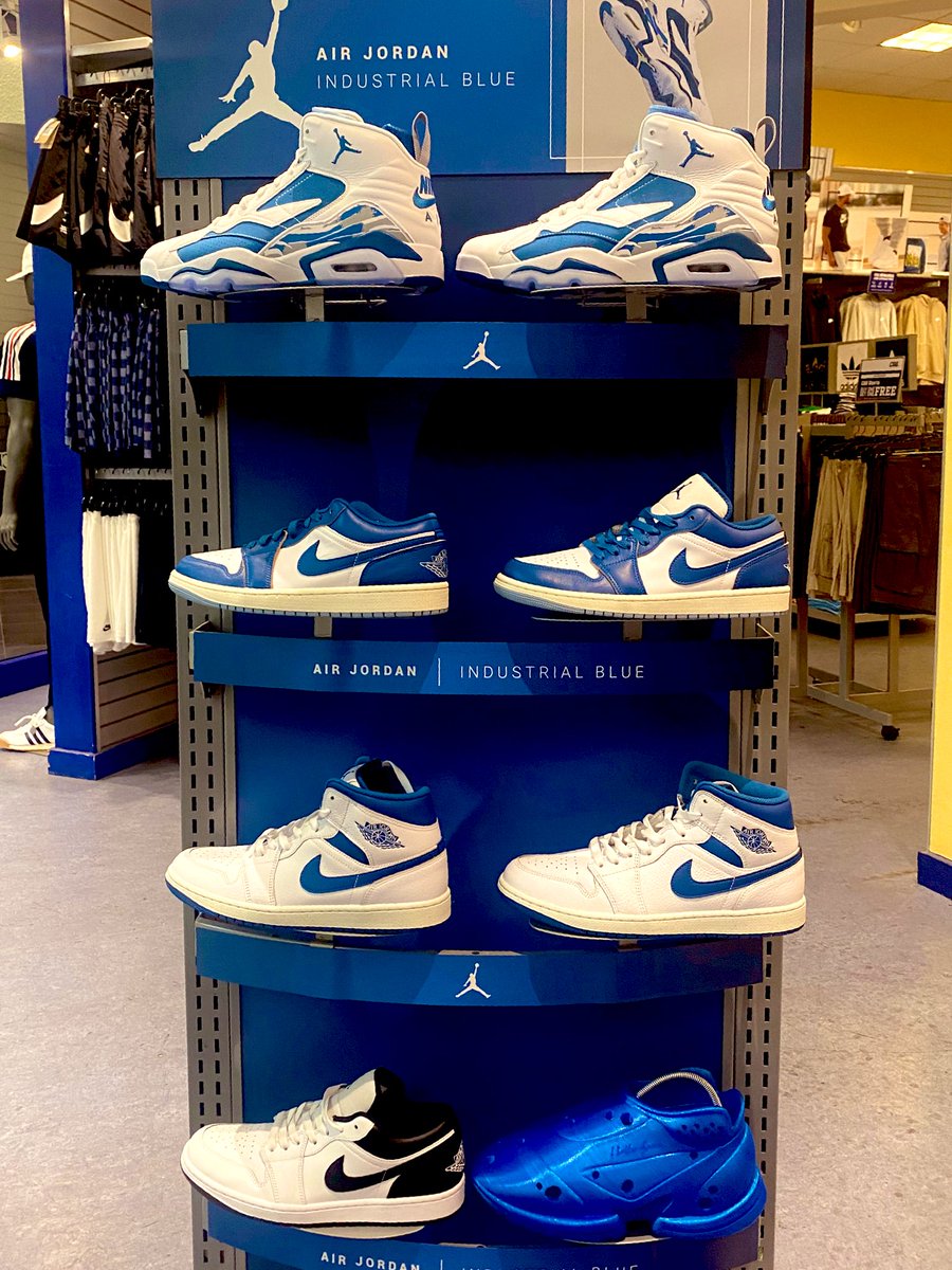 khullenart's tweet photo. My shoe is dropping soon! Bottom right lol https://t.co/x2sGsKLnLw