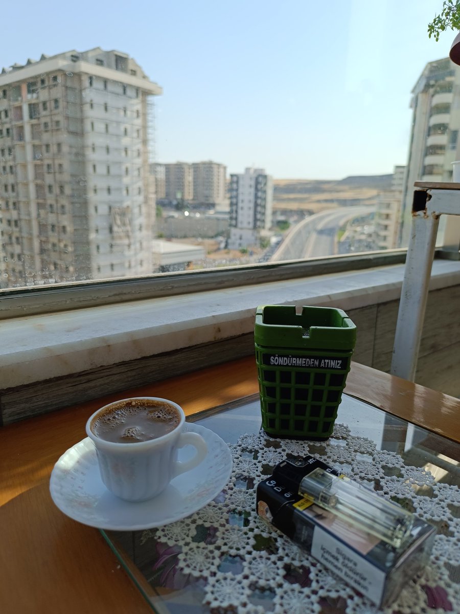 Bir Fincan Kahve Olsam Kırk Yıl Hatırım Vardır.