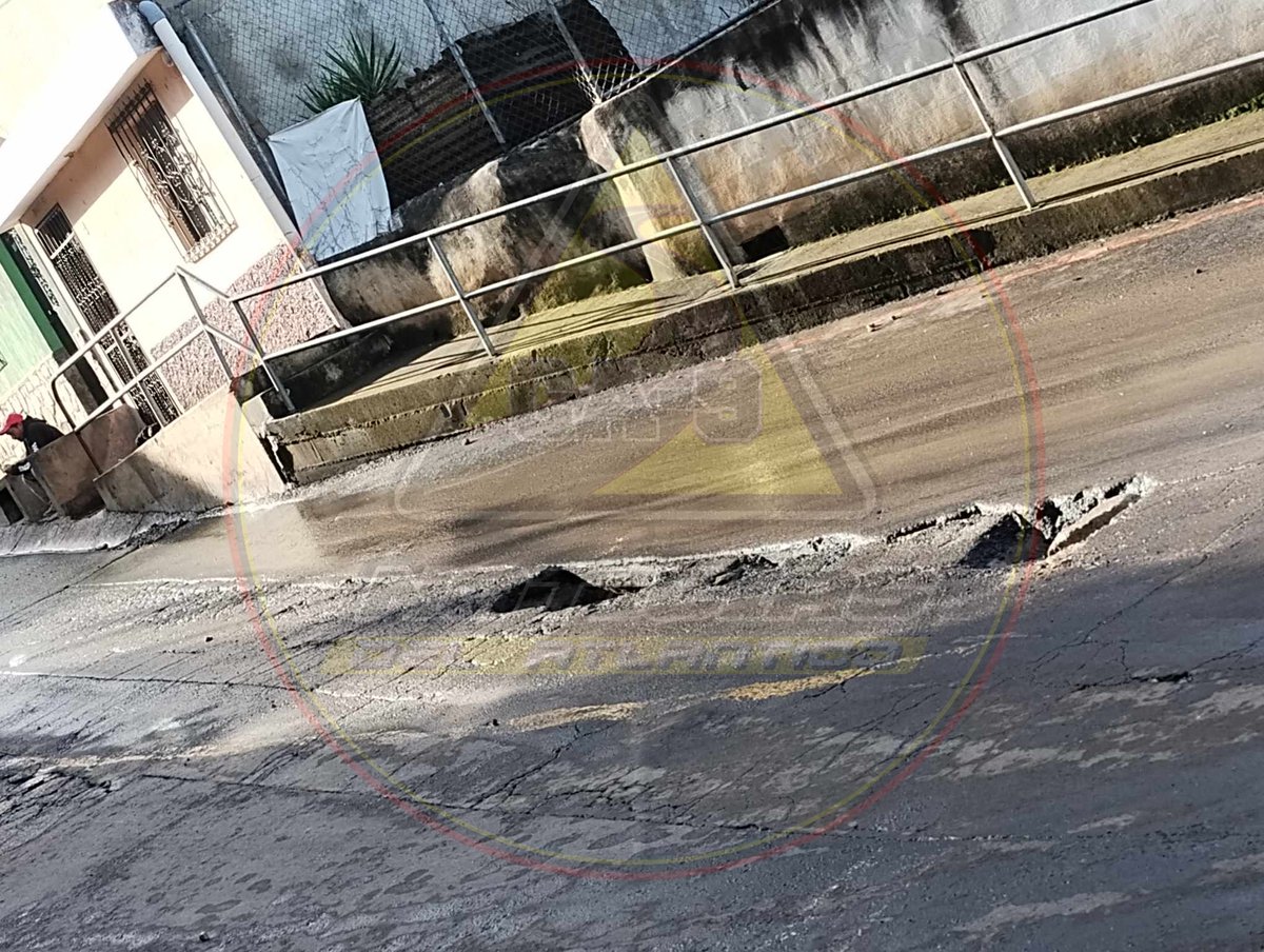 Noti_Atlantico's tweet photo. 🔴 #PrecauciónGT | ⚠️ 🕳 Reportan otro hundimiento en el cruce del Prado - Canaán #Zon18, justo después de la conocida vuelta del zope.
Vecinos solicitan que autoridades puedan verificar el lugar @ConredGuatemala
COMPARTE EN FACEBOOK ⬇️
https://t.co/xr33z6rJBX https://t.co/X6G2AFCkxk