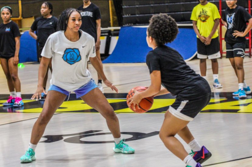 ynm_skye23's tweet photo. Had a great time at the @bowiestatewbb camp, thank you for the hospitality @ms_swan3 , coaches, and players it was a great experience 🖤💛                                                                                                 

📸: @pitts_n_push https://t.co/gKG2OG35Nb